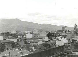 Fotografía del sector Oeste de la ciudad San José, apreciada desde el Museo Nacional . San José