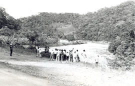 Fotografía del Ingeniero Rodolfo Silva y miembros del Ministerio de Obras Públicas en el lugar en...