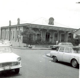 Fotografía. Vista del edificio del Centro Cultural Franco Costarricense. Situado en avenida 7, ca...