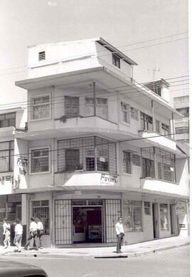 Fotografía de un edificio de cuatro plantas dedicado a residencia y comercio situado en calle 3 a...