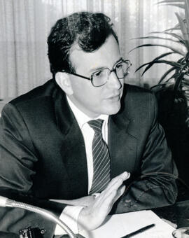 Fotografía con la imagen del Dr. Ottón Solís Fallas, Ministro de Planificación y política Económi...