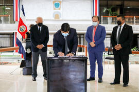 Fotografías del Presidente de la República, Carlos Alvarado Quesada, durante la firma de la Ley C...
