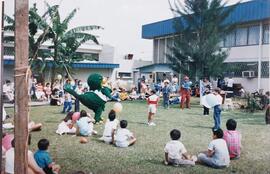 Fotografías de niños y adultos alrededor de la cancha de fútbol observando diferentes shows en la...