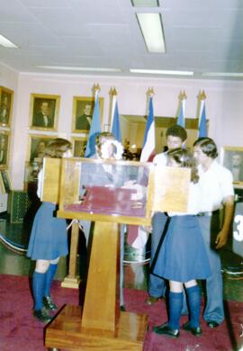 Fotografía del Presidente de la República, Rodrigo Carazo Odio, colocando el Libro de Actas Munic...