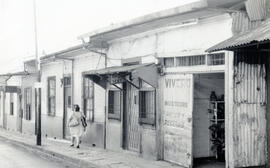Fotografía de varias residencias, hoy día ocupados por negocios, en avenidas 5-7, calle 6, acera ...