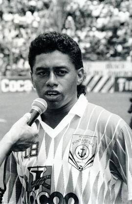 Fotografía de Carlos Velásquez, Jugador del Equipo de Fútbol Municipal Puntarenas, durante una en...