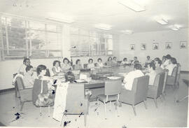 Fotografía con la imagen de la sala de sesiones de la Facultad de Medicina de la Universidad de C...