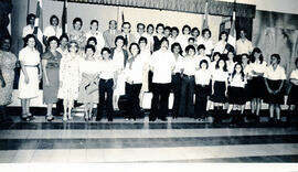 Fotografía con la imagen de un grupo de estudiantes, administrativos y la Dra. Marina Volio de Tr...
