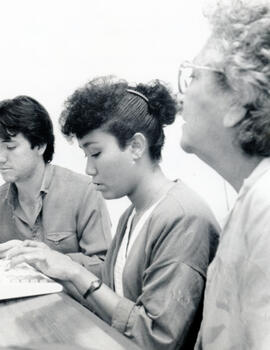 Fotografía con la imagen del proceso de matrícula de estudiantes de la tercer edad en la Universi...