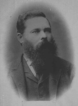 Fotografía del señor Augusto Raabe Knippin, administrador de la fábrica Nacional de Licores entre...