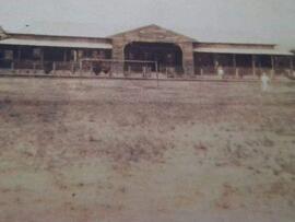 Fotografía de la escuela central de Tilarán, al frente la plaza de fútbol hoy parque Domingo Flaq...