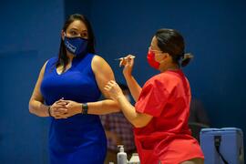 Fotografía que muestra a Priscilla Herrera García, Directora General de la Salud en el momento qu...