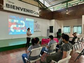 Fotografías de la charla sobre manejo de residuos sólidos de la empresa Taboga, con la participac...
