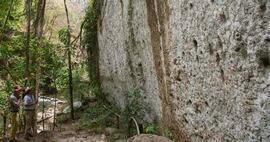 Fotografías del monumento conocido como El Farallón, ubicado en Cañas, en la finca Las Lomas de l...