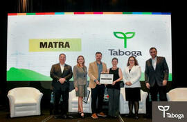 Fotografía de la entrega a la empresa Taboga del reconocimiento en Impacto en redes sociales, oto...