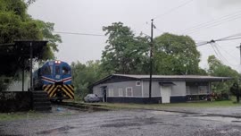 Video de grabación de tránsito del tren con vagones planos a gran velocidad en Guácimo de Limón, ...