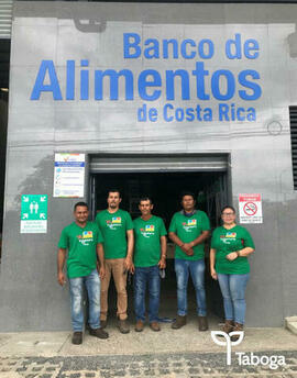 Fotografías del Banco de Alimentos ubicado en Cañas, en donde se preparan paquetes de alimentos q...
