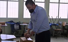 Fotografía del candidato del Partido Progreso Social Democrático, Rodrigo Chaves Robles, ejercien...