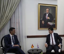 Fotografía de la reunión del presidente de España, Pedro Sánchez y el presidente de la República ...