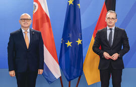 Fotografía del canciller Rodolfo Solano Quirós y el Ministro de Relaciones Exteriores de Alemania...