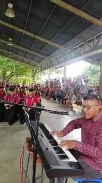 Video de persona interpretando el Himno al Liceo de Duacari en Guácimo