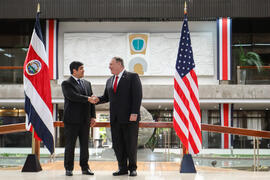Fotografía del presidente de la República de Costa Rica Carlos Alvarado Quesada y el secretario d...