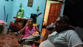 Fotografía de dos personas compartiendo en el Alto Capulin, Tárcoles, Garabito