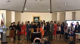 Fotografías de la firma del decreto y directriz que declaran de interés prioritario nacional la p...