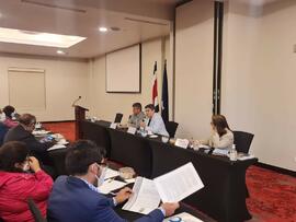 Fotografías de los observadores internacionales en el conversatorio con las candidaturas a la vic...