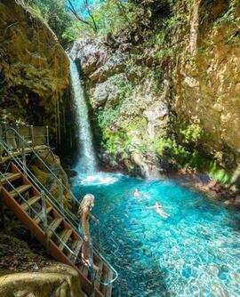 Fotografía de La Catarata La Oropéndula ubicada en el Parque Nacional Rincón de la Vieja en Guana...