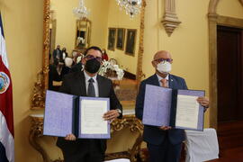 Fotografía de firma de convenio entre Ministerio de Relaciones Exteriores y Culto y Correos de Co...