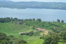 Fotografías aéreas de los pueblos Tronadora y Nuevo Arenal. Se observan el Lago Arenal y al fondo...