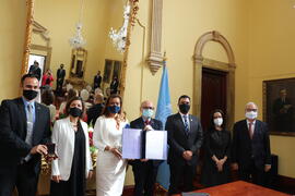 Fotografía de la entrada en vigor del Tratado para la Prohibición de Armas Nucleares. El Cancille...