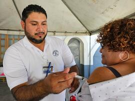 Fotografía de funcionario de la Caja Costarricense del Seguro Social durante aplicación de vacuna...