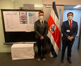 Fotografía de Harold Moya Quirós, primer costarricense votante de la primera ronda electoral, en ...
