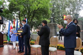 Fotografía de entrega de llaves de la ciudad de San José al presidente de España, Pedro Sánchez e...