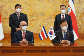 Fotografía del Canciller Rodolfo Solano y el ministro de Asuntos Exteriores de Corea del Sur, Chu...